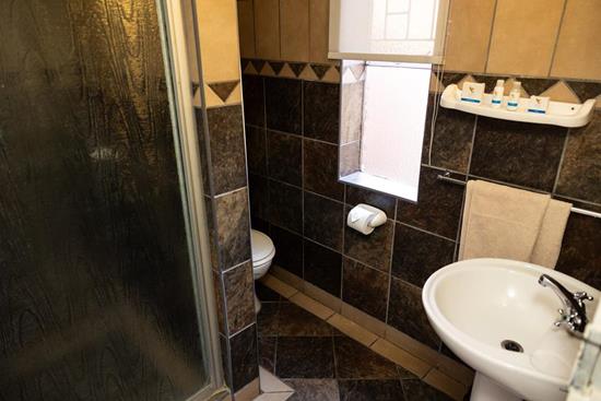 Warmbaths, A Forever Resort: 6-Sleeper Chalet. 2 bedrooms (1 double bed, 2 single beds & 1 double sleeper couch)